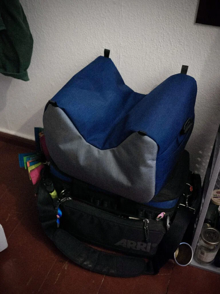 Kamerakissen Standard von kirschpack in Blau und Grau auf einem Transportkoffer