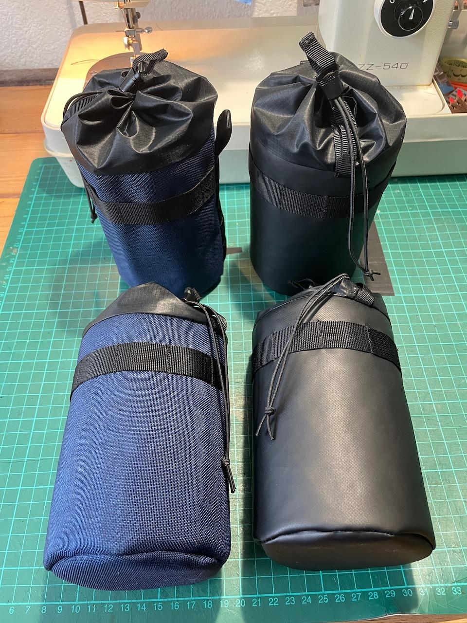 Vier Snackbags von kirschpack in Blau, Grau und Schwarz auf der Schneidematte