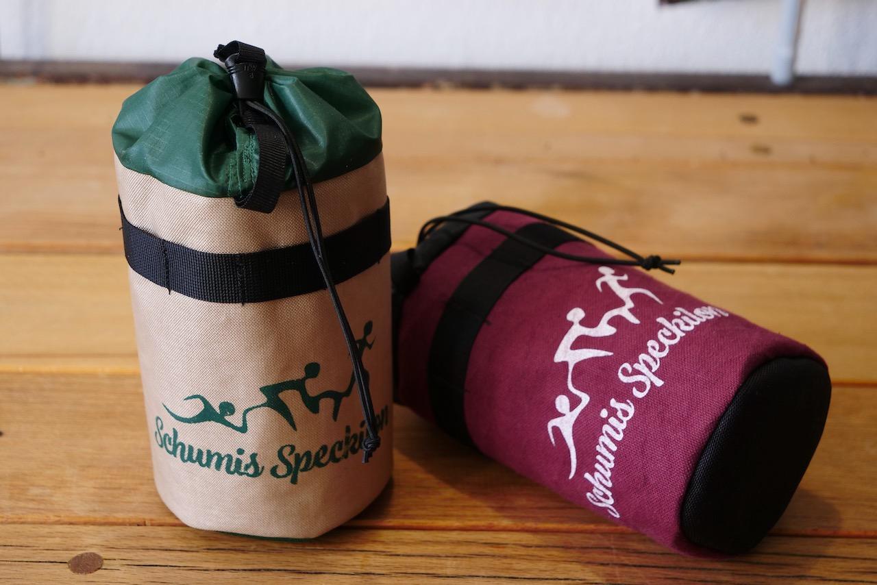 Snackbag von kirschpack in Beige und Weinrot mit Speckilon-Aufdruck im Gruppenfoto