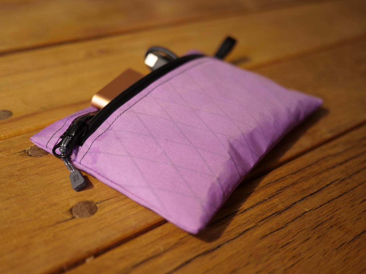 Zipperbag 13×18 von kirschpack in Flieder aus X-Pac, Frontansicht