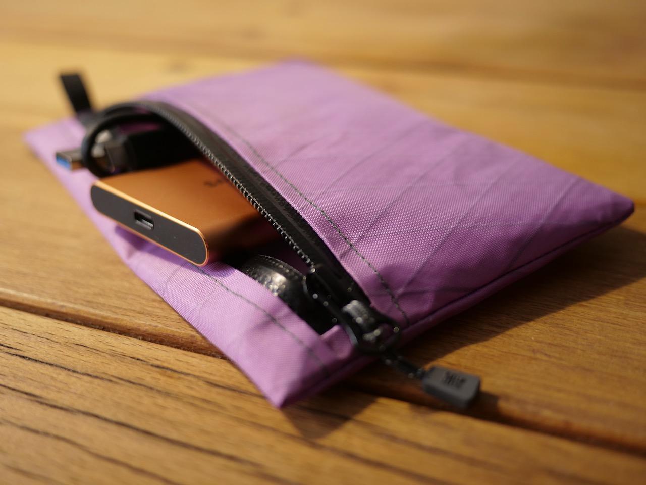 Zipperbag 13×18 von kirschpack in Flieder aus X-Pac, Nahaufnahme der Öffnung mit schwarzem Reißverschluss