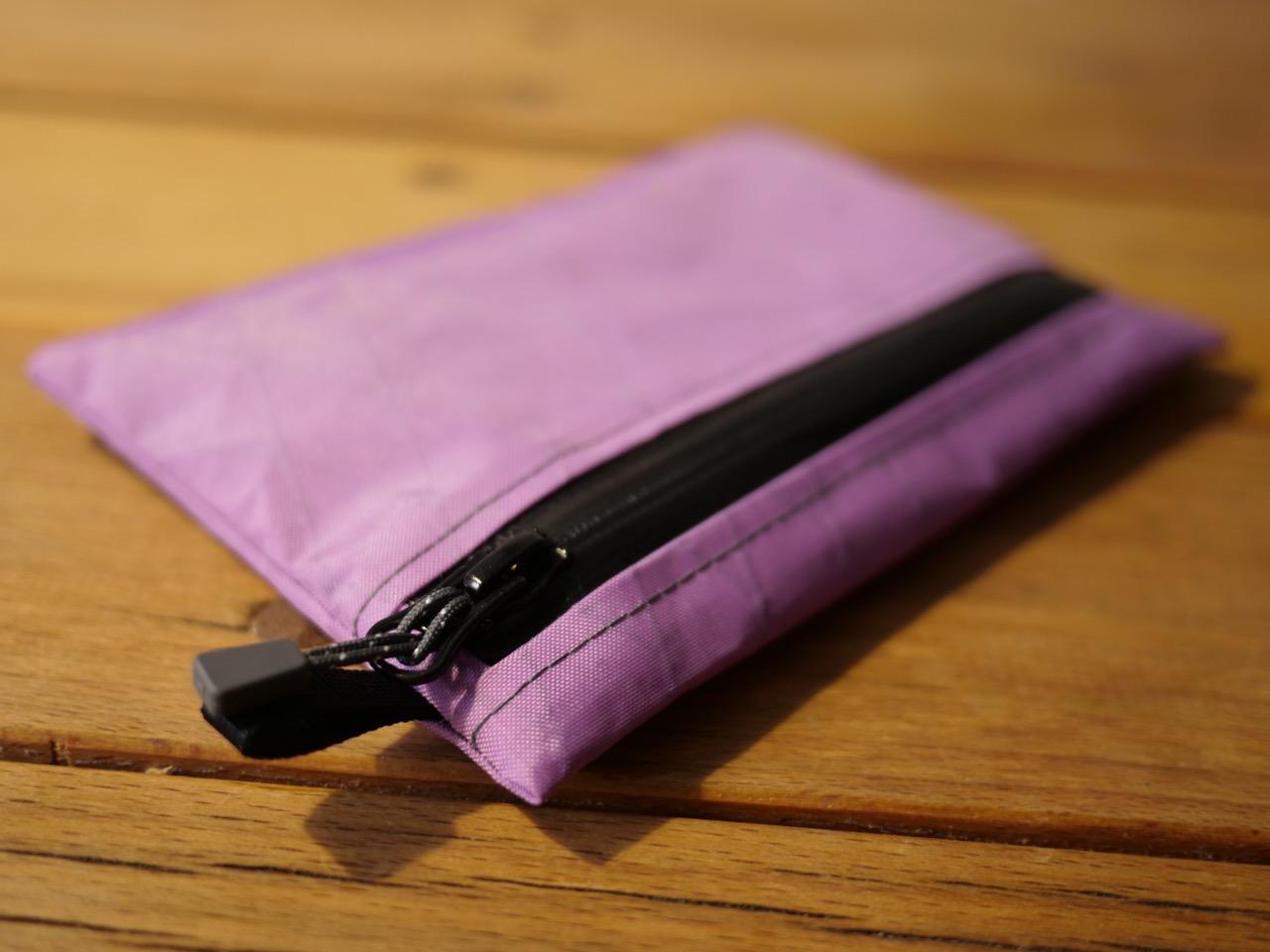 Zipperbag 13×18 von kirschpack in Flieder aus X-Pac, Reißverschluss von der Seite