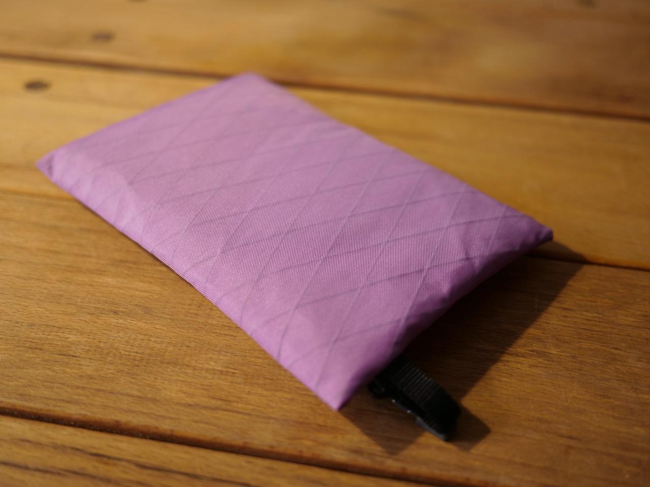 Zipperbag 13×18 von kirschpack in Flieder aus X-Pac, Nahaufnahme der X-Pac-Struktur