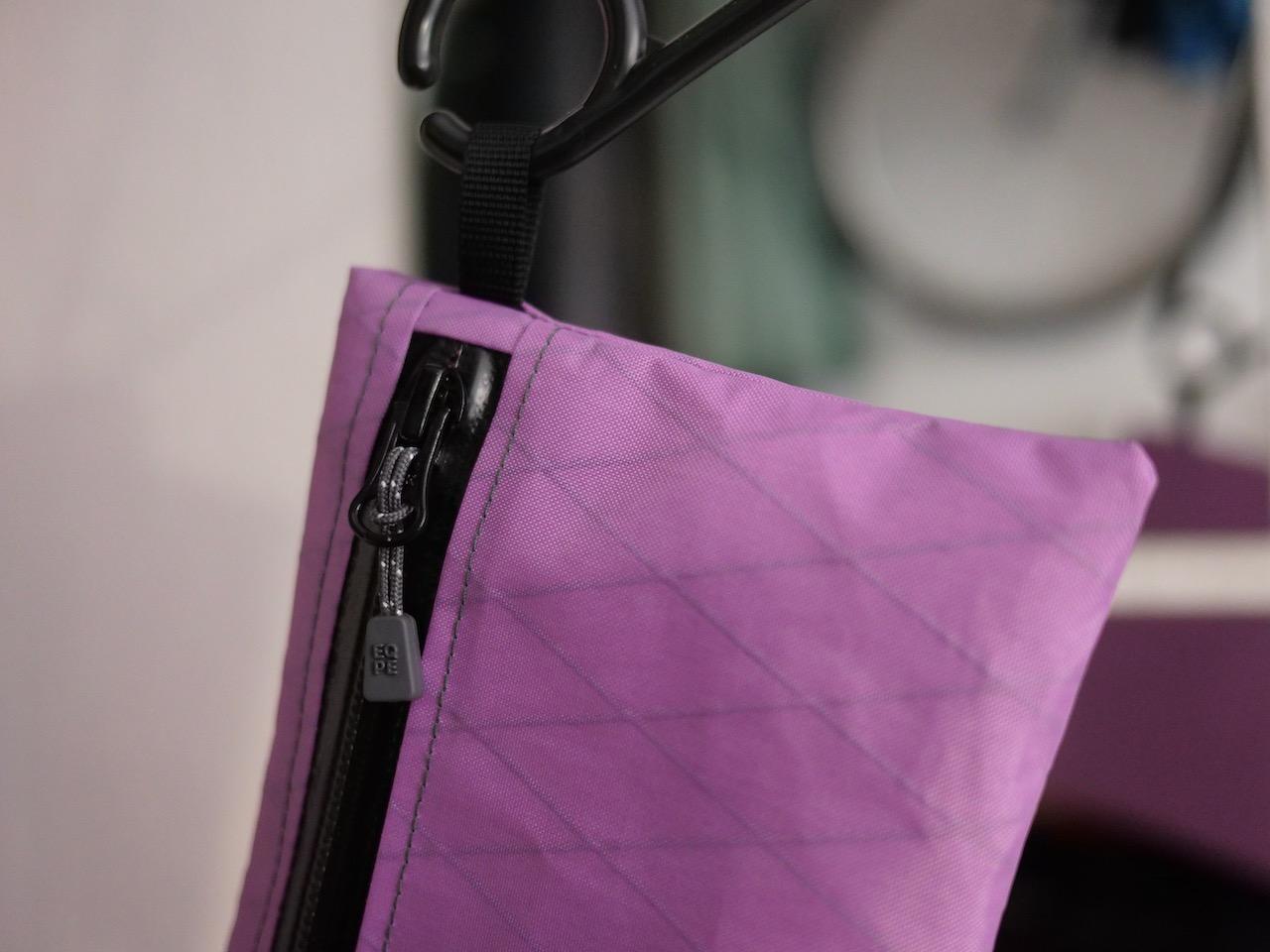 Zipperbag 13×18 von kirschpack in Flieder aus X-Pac, hängend, Rückseite