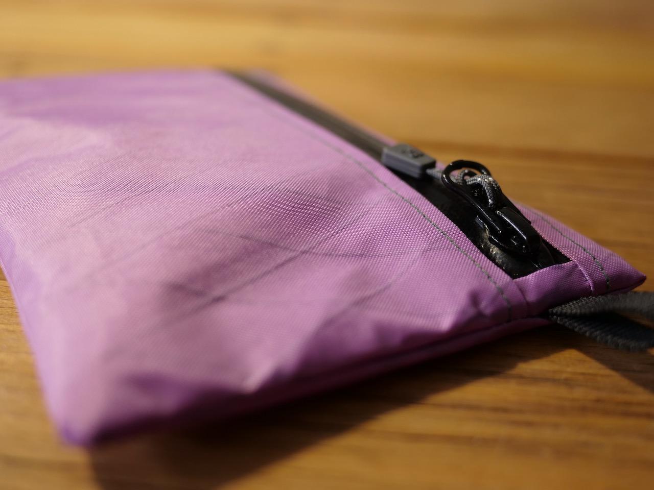 Zipperbag 13×18 von kirschpack in Flieder aus X-Pac, Nahaufnahme von Oberfläche und Naht