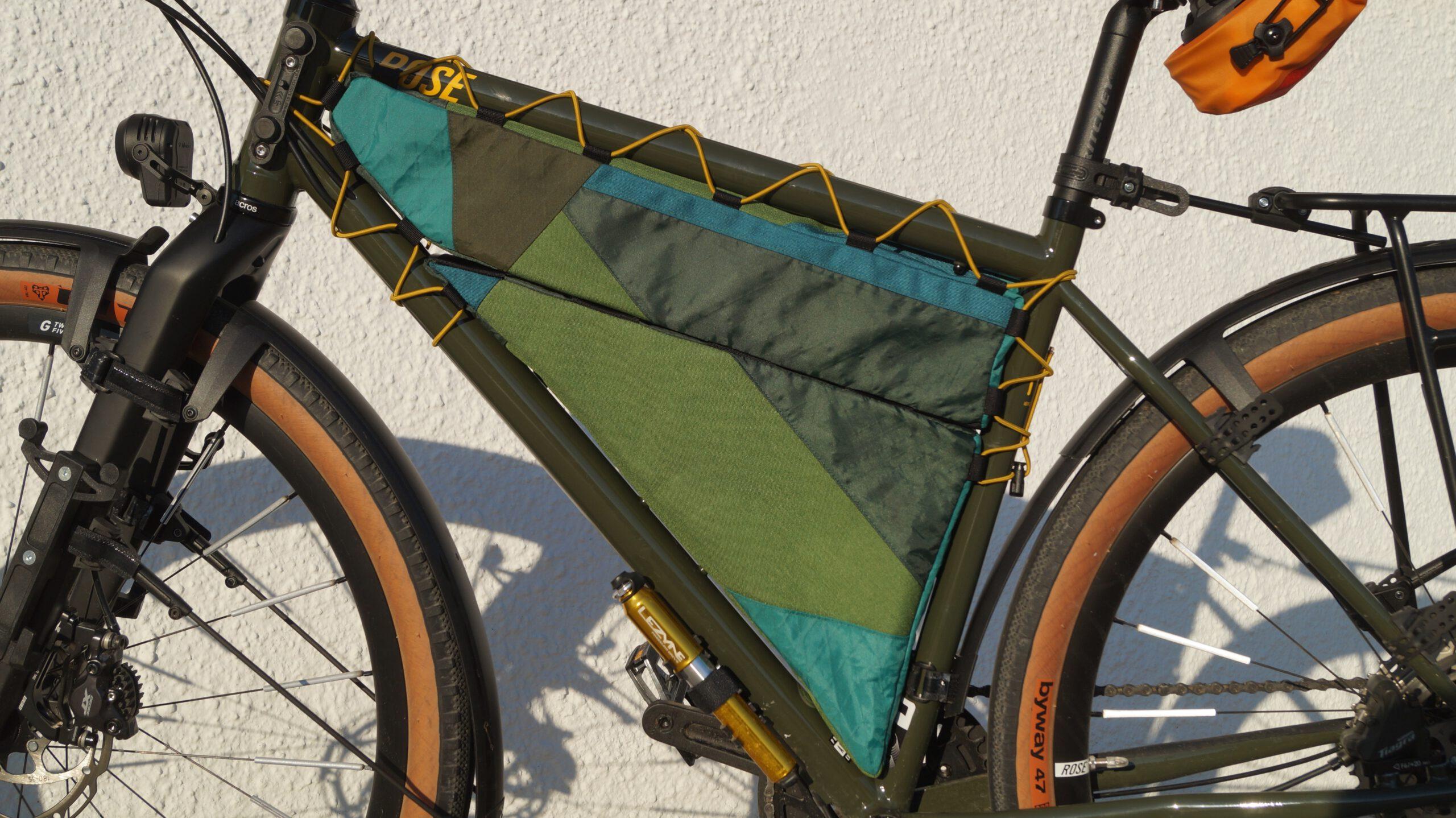 Rahmentasche fullframe 2-teilig von kirschpack, als Patchwork in Olivgrün und Türkis am Rad mit olivgrünem Rahmen
