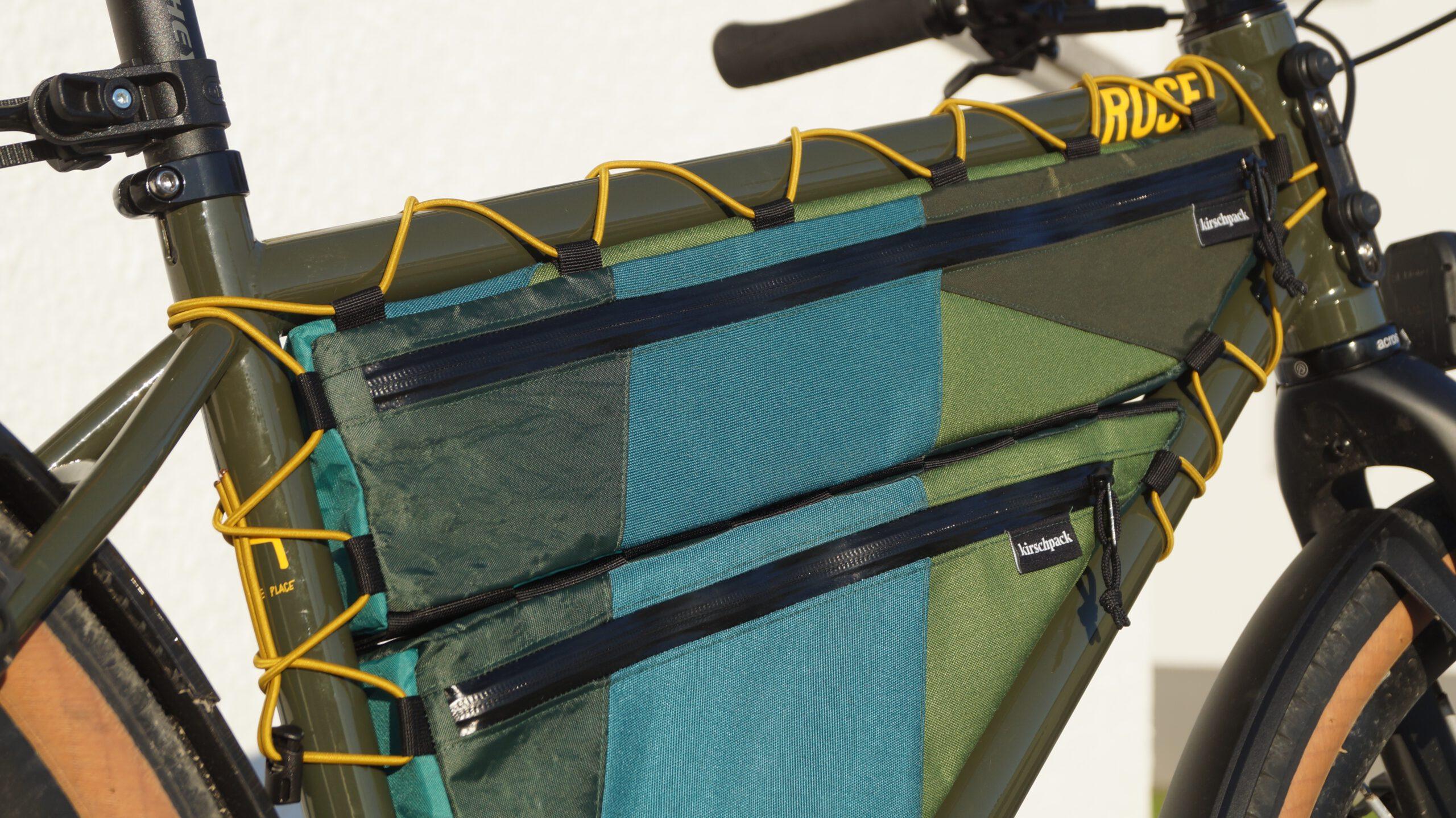 Rahmentasche fullframe 2-teilig von kirschpack, Patchwork in Grün und Türkis, Nahaufnahme mit zwei Reißverschlüssen und gelbem Gummizug