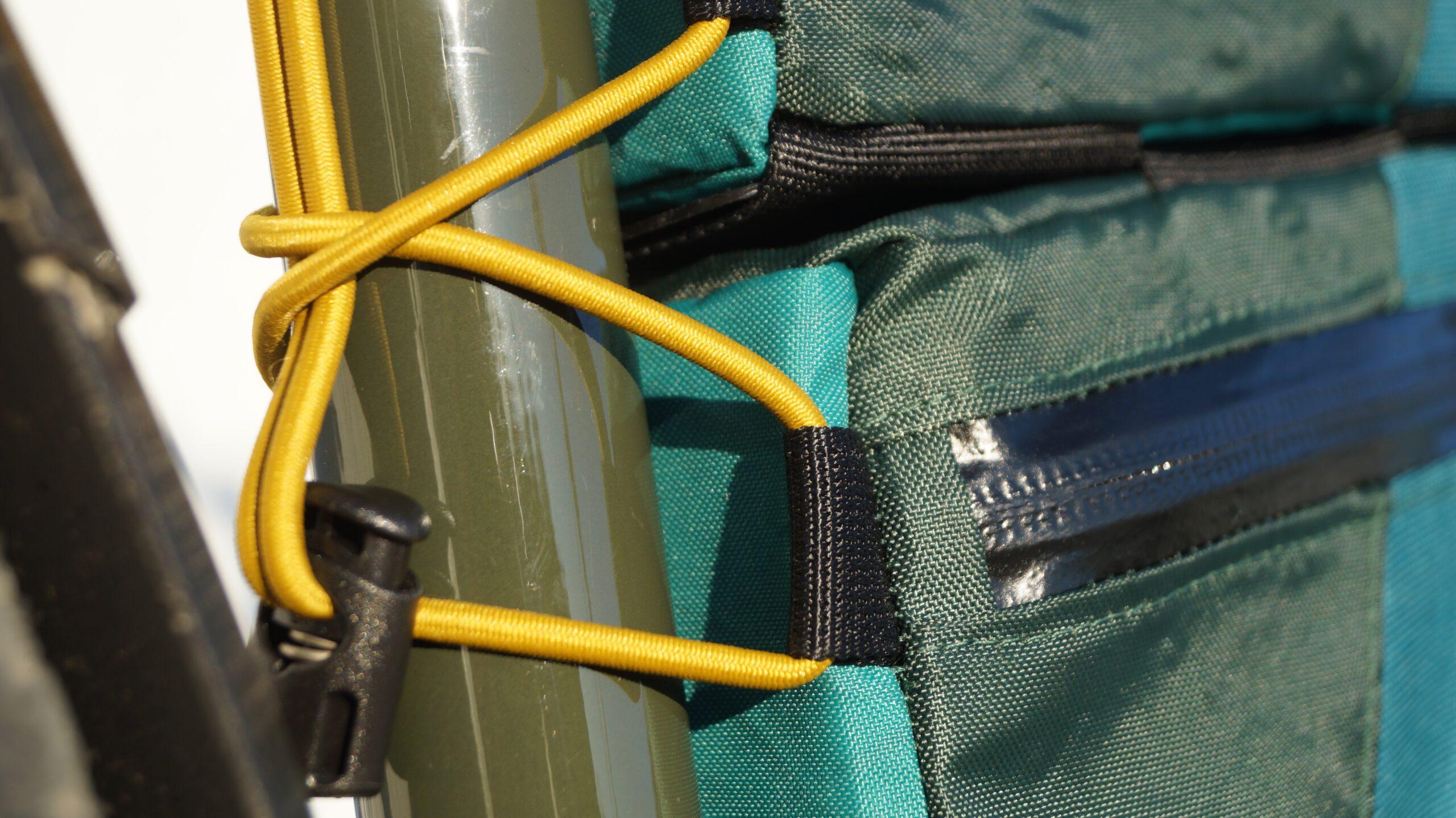 Rahmentasche fullframe 2-teilig von kirschpack, Befestigung mit gelbem Gummizug am Rahmenrohr im Detail