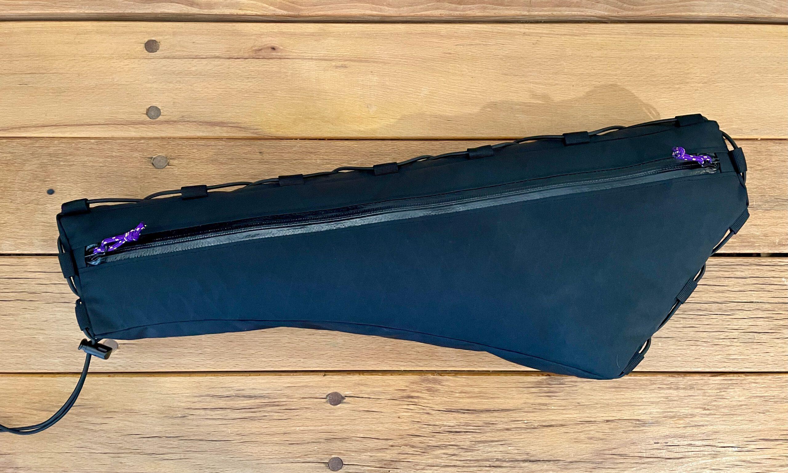 Rahmentasche halfframe 1-teilig von kirschpack in Blau mit Gummizug, Seitenansicht auf Holztisch