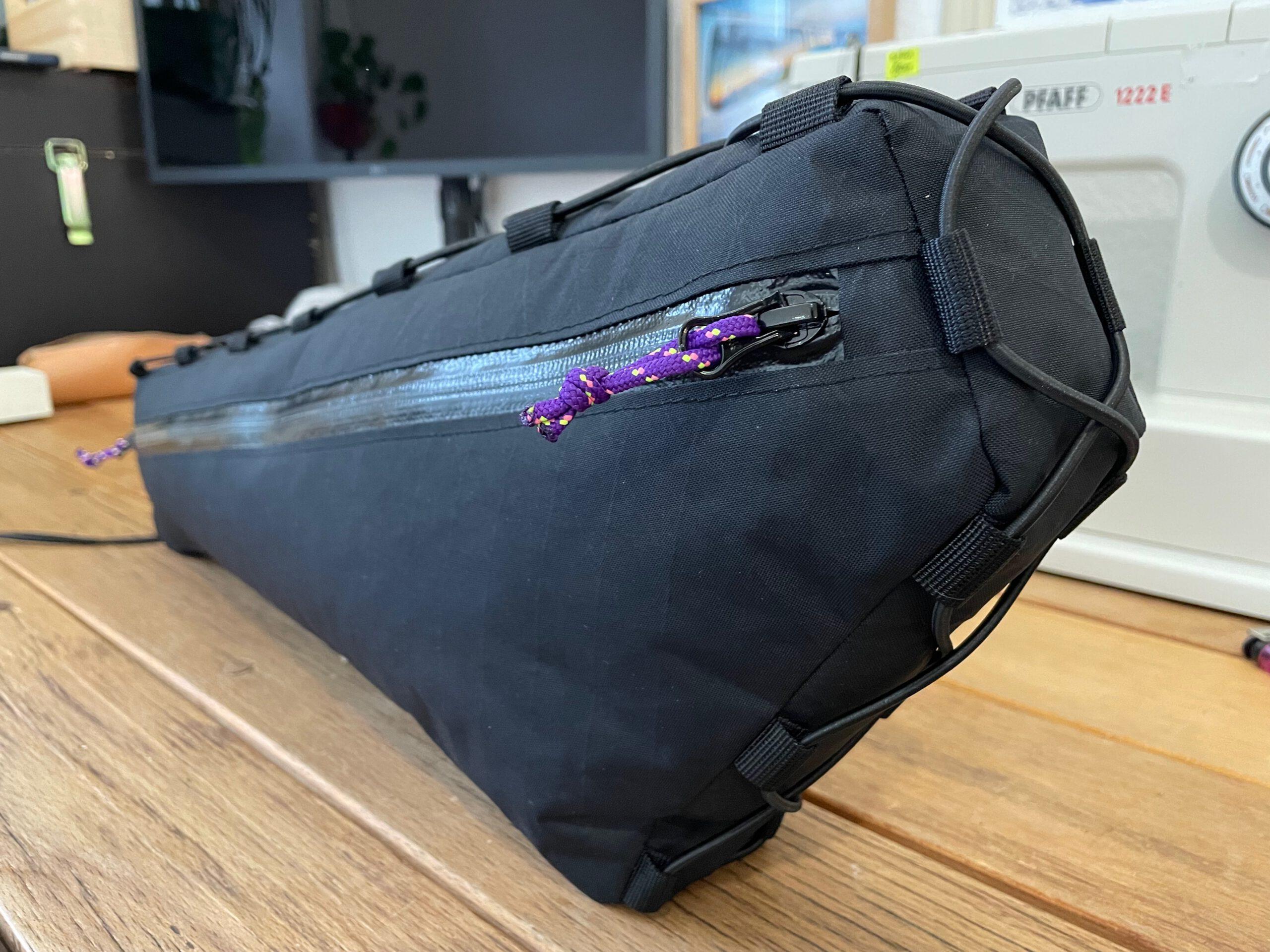 Rahmentasche halfframe 1-teilig von kirschpack in Schwarz mit violettem Zipper, Schrägansicht