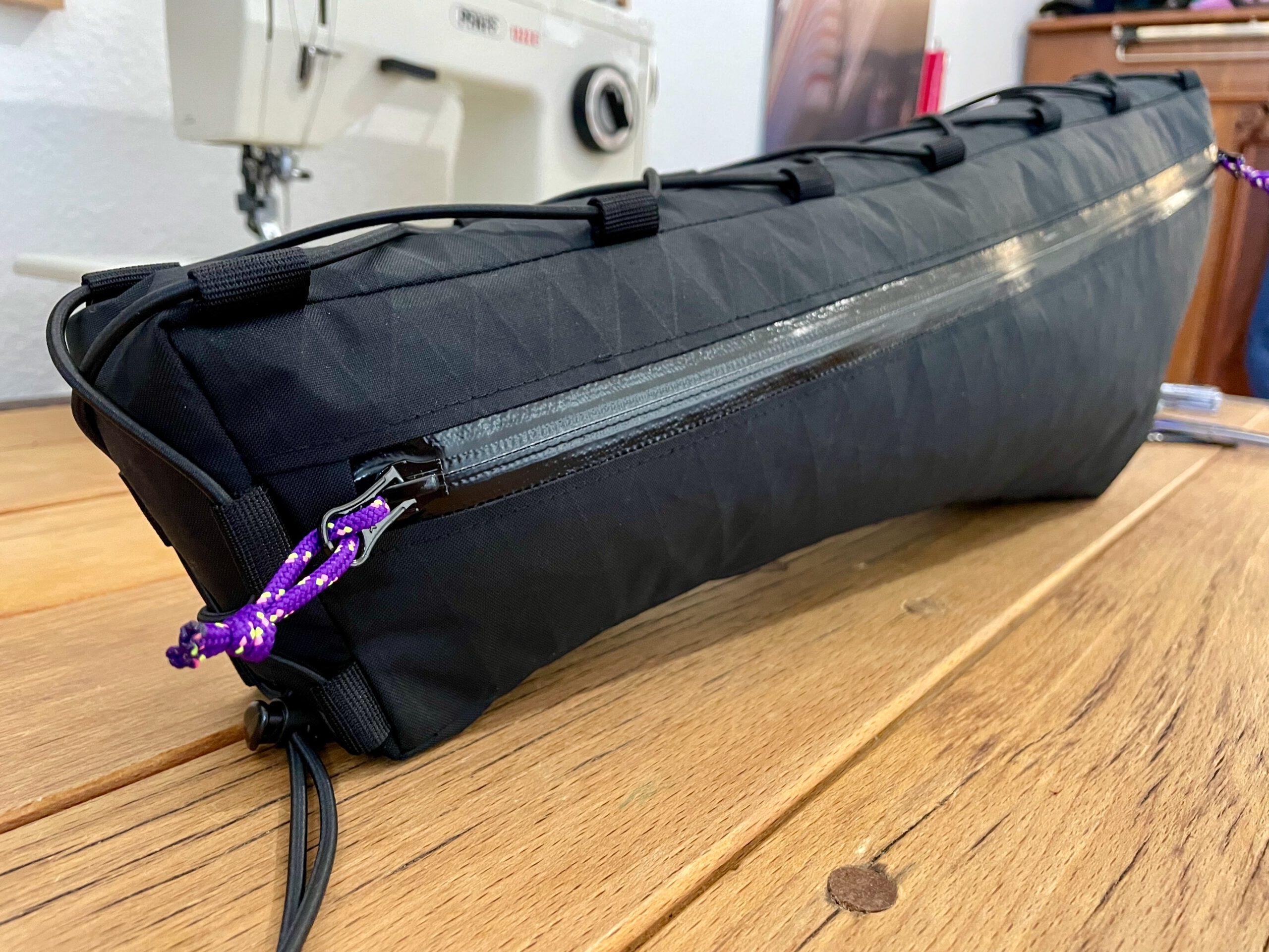 Rahmentasche halfframe 1-teilig von kirschpack in Schwarz mit violettem Zipper, Seitenansicht