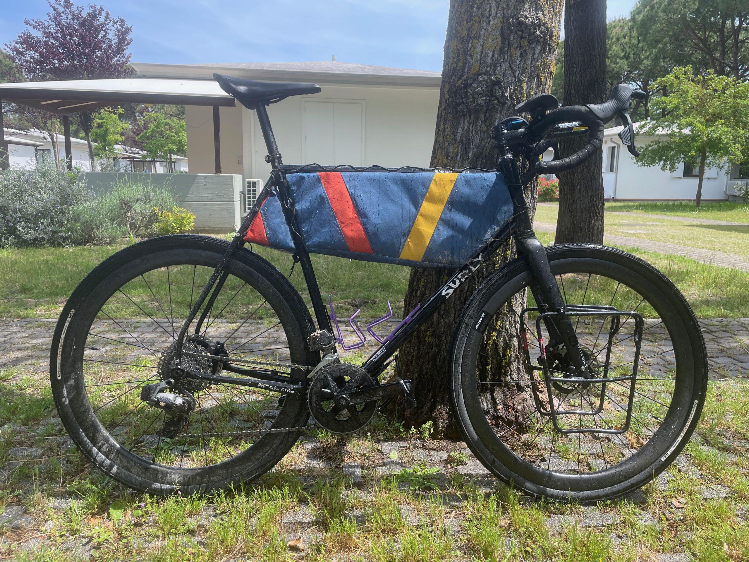 Rahmentasche halfframe 1-teilig von kirschpack am Gravelbike mit blauen, roten und gelben Streifen