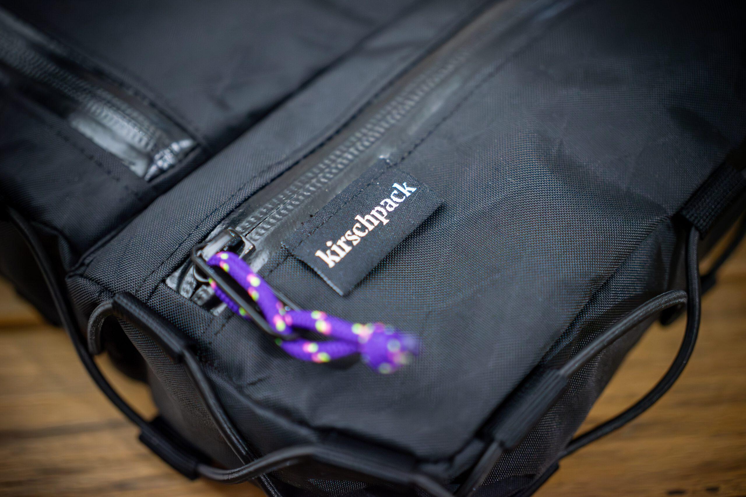 Rahmentasche fullframe 2-teilig von kirschpack, Nahaufnahme von kirschpack-Label und violettem Zipper