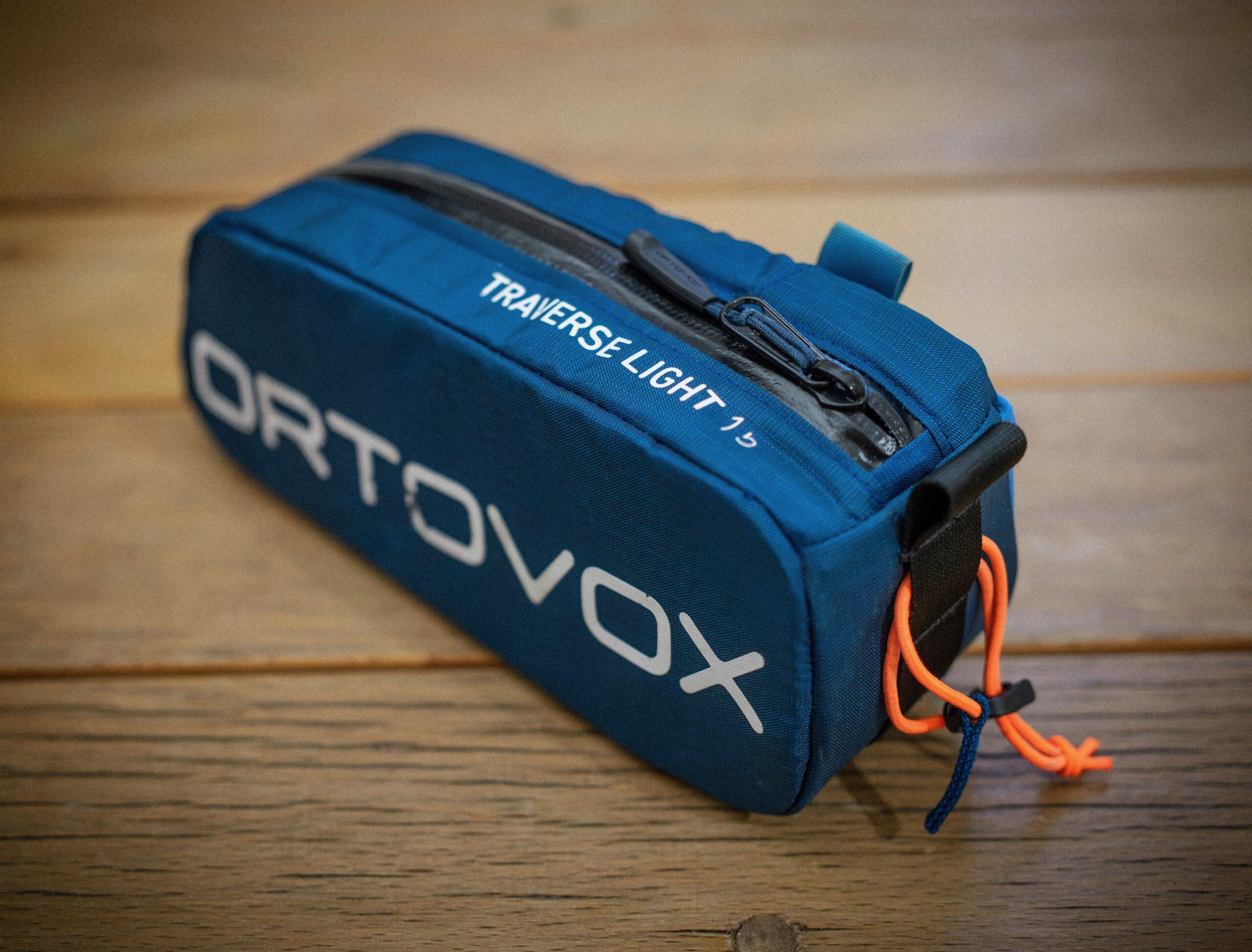Oberrohrtasche »Dromedar« von kirschpack, upgecycelt aus einem blauen Ortovox-Rucksack, Frontansicht mit Reißverschluss und Außenfach
