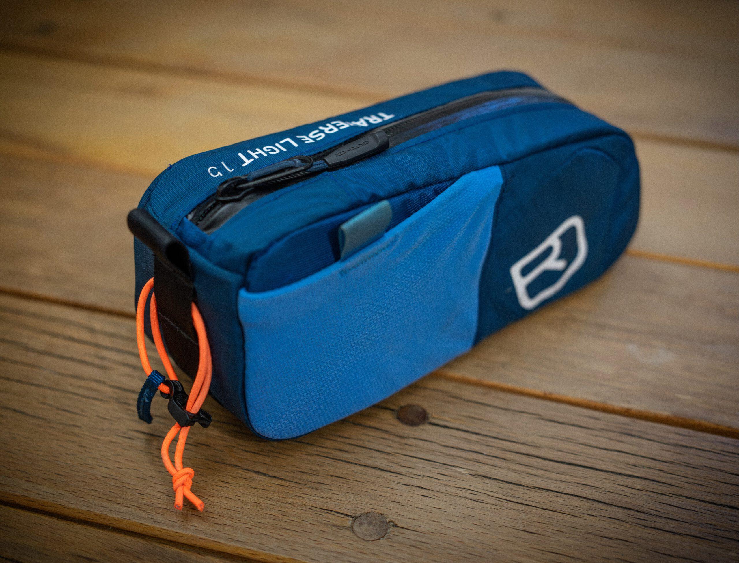 Oberrohrtasche »Dromedar« von kirschpack, upgecycelt aus einem blauen Ortovox-Rucksack, Schrägansicht mit orangefarbenem Zipper