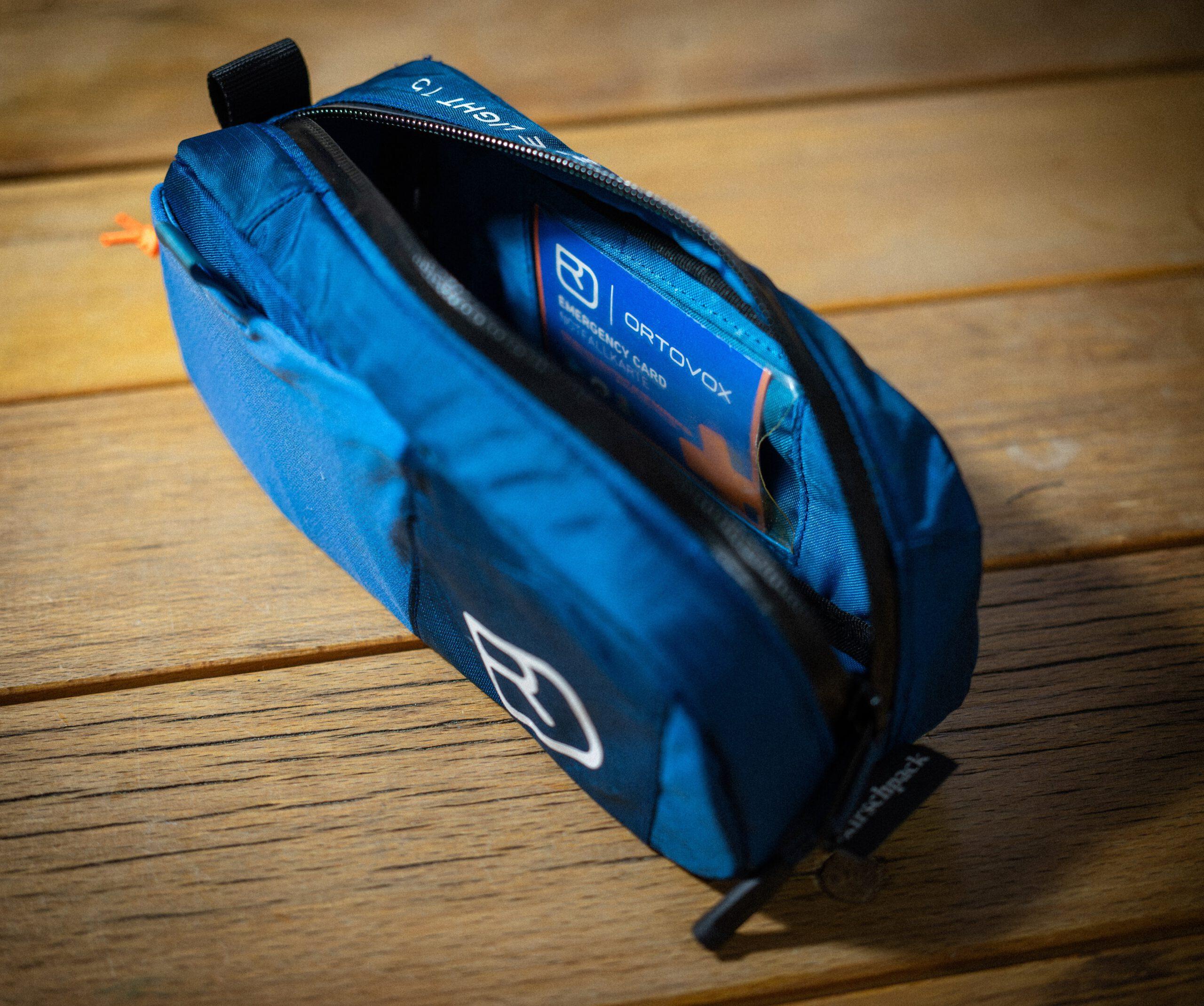 Oberrohrtasche »Dromedar« von kirschpack, upgecycelt aus einem blauen Ortovox-Rucksack, geöffnet mit Inhalt, Ansicht von oben