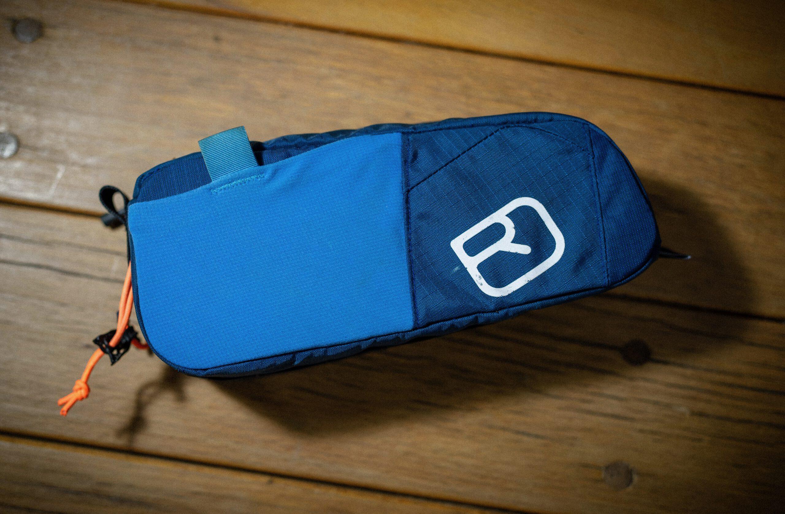 Oberrohrtasche »Dromedar« von kirschpack, upgecycelt aus einem blauen Ortovox-Rucksack, Nahaufnahme des hellblauen Einsatzes