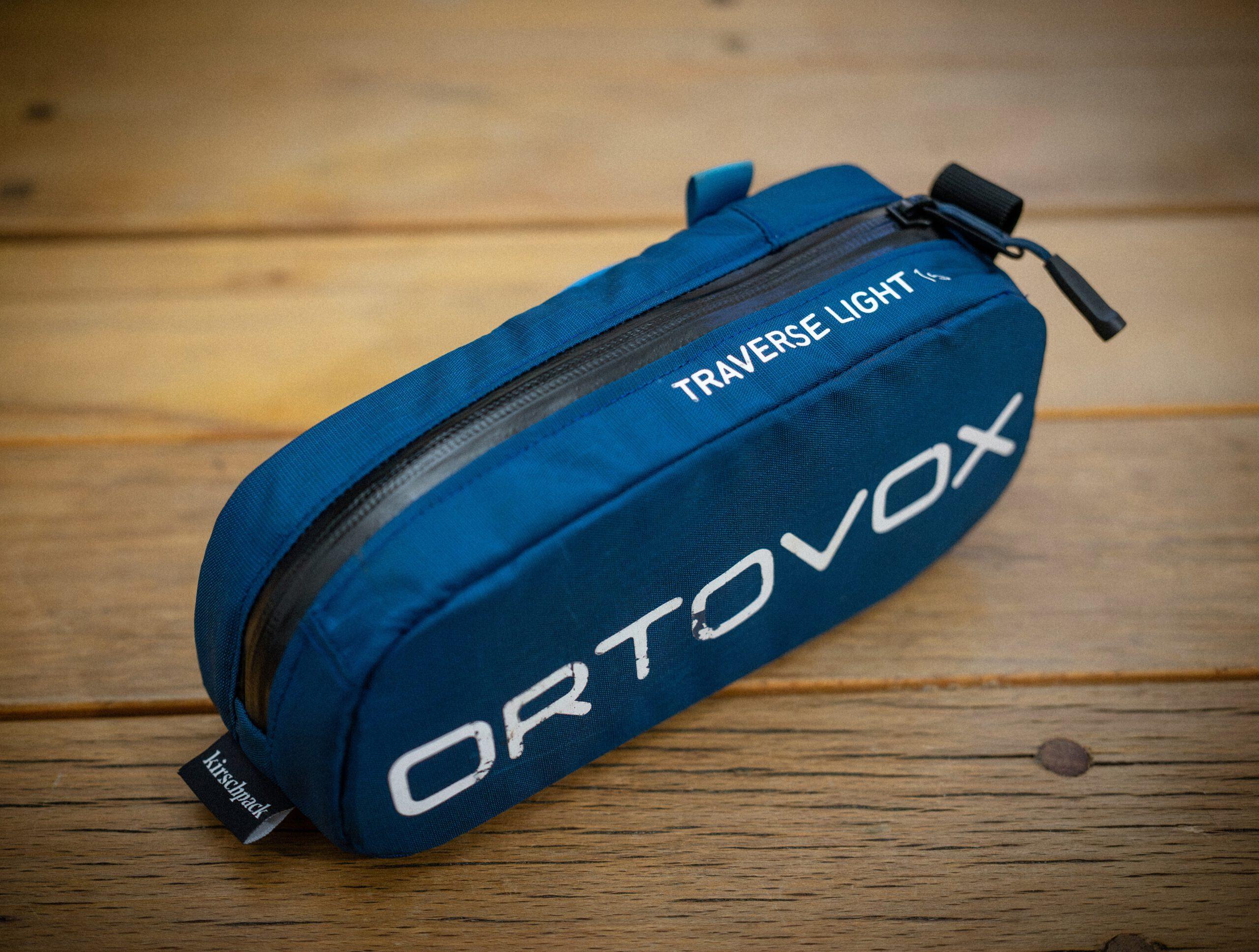Oberrohrtasche »Dromedar« von kirschpack, upgecycelt aus einem blauen Ortovox-Rucksack, Seitenansicht mit Reißverschluss