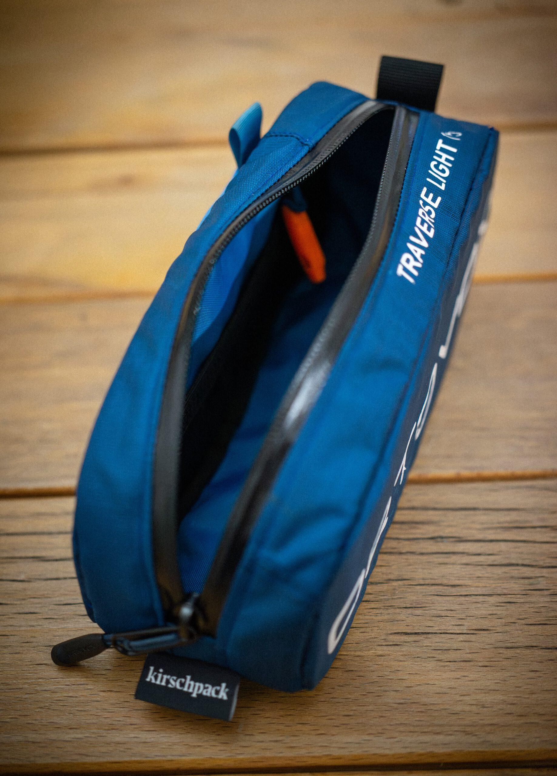 Oberrohrtasche »Dromedar« von kirschpack, upgecycelt aus einem blauen Ortovox-Rucksack, geöffnet, mit kirschpack-Label an der Unterseite