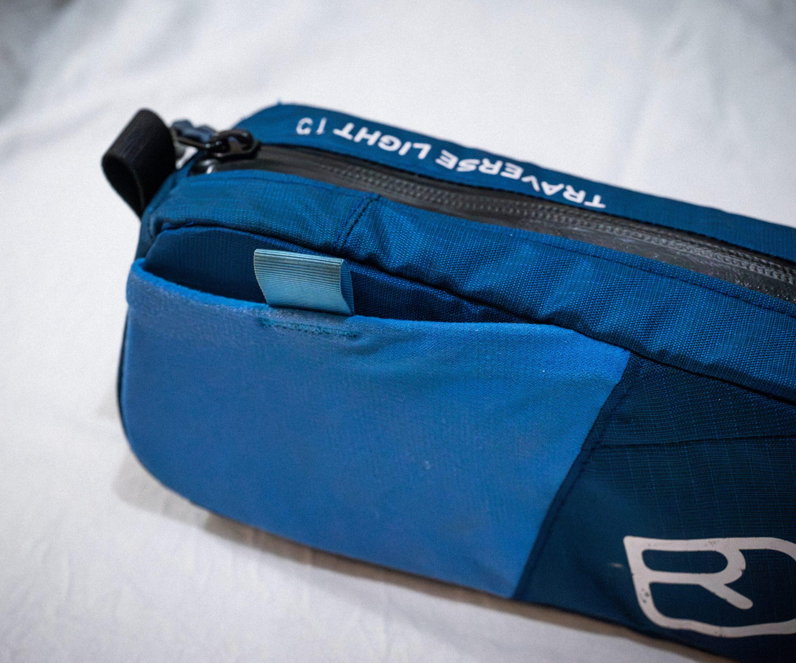 Oberrohrtasche »Dromedar« von kirschpack, upgecycelt aus einem blauen Ortovox-Rucksack, Nahaufnahme des Außenfachs