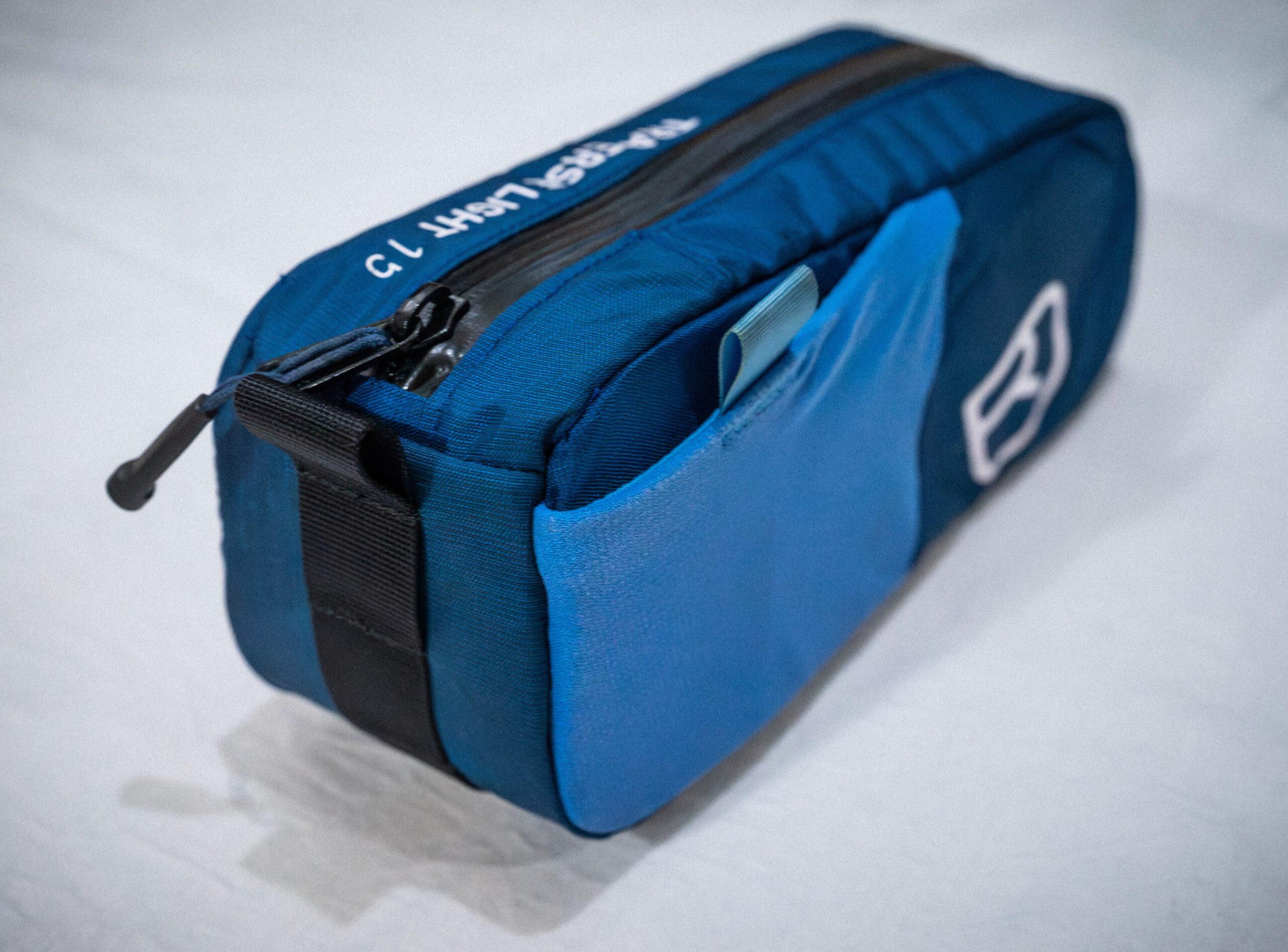 Oberrohrtasche »Dromedar« von kirschpack, upgecycelt aus einem blauen Ortovox-Rucksack, Seitenansicht mit Außenfach
