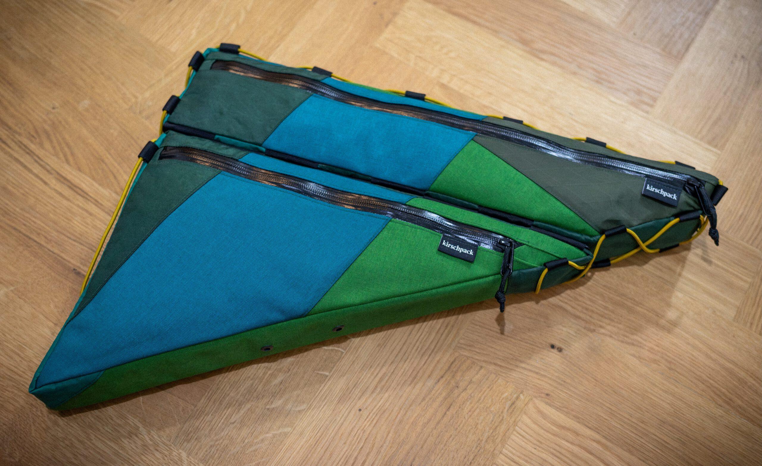 Rahmentasche fullframe 2-teilig von kirschpack, als Patchwork in Blau und Grün auf Holzboden, Seitenansicht mit zwei Reißverschlüssen