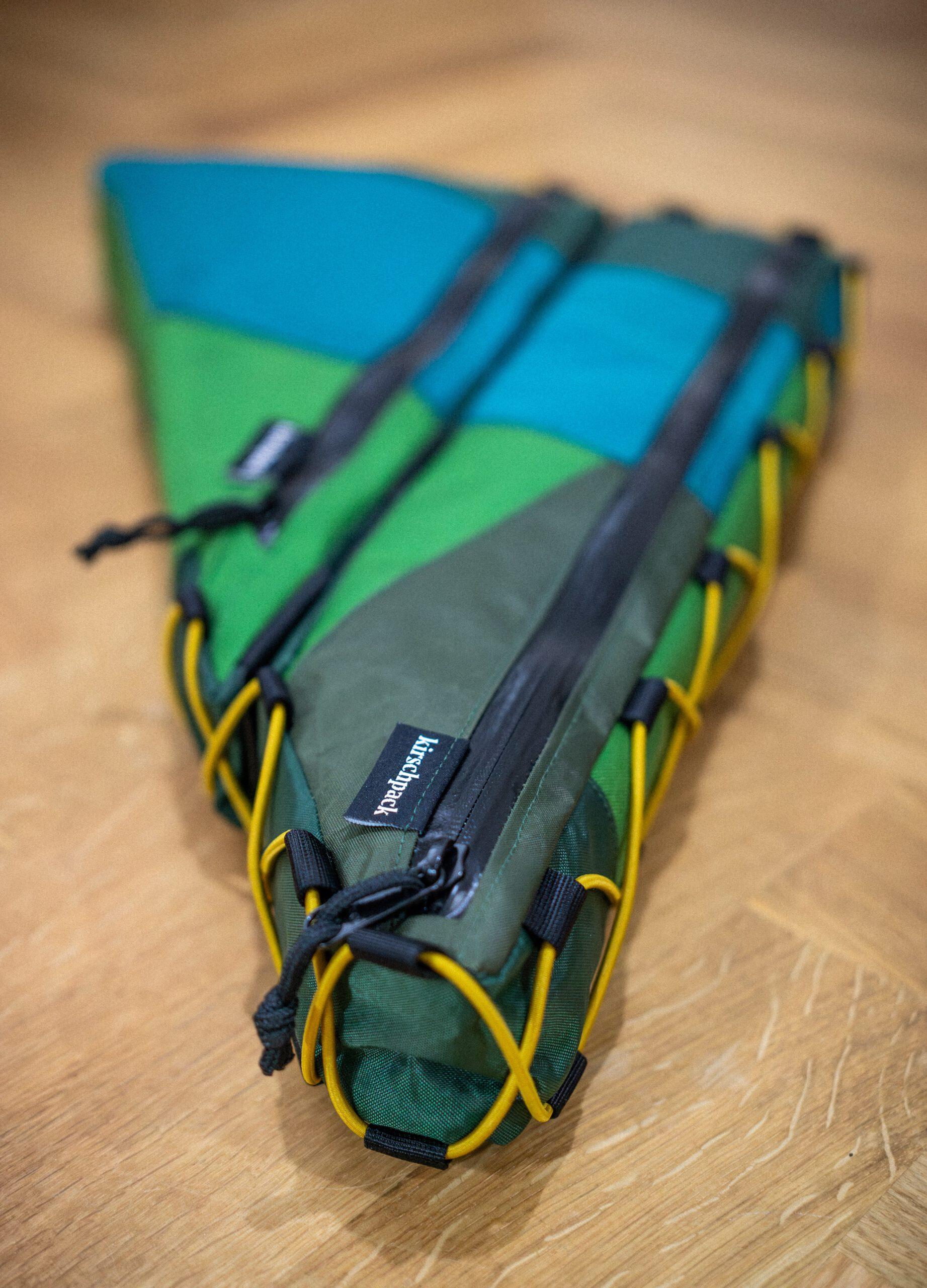 Rahmentasche fullframe 2-teilig von kirschpack, als Patchwork in Blau und Grün mit gelbem Gummizug, Schrägansicht
