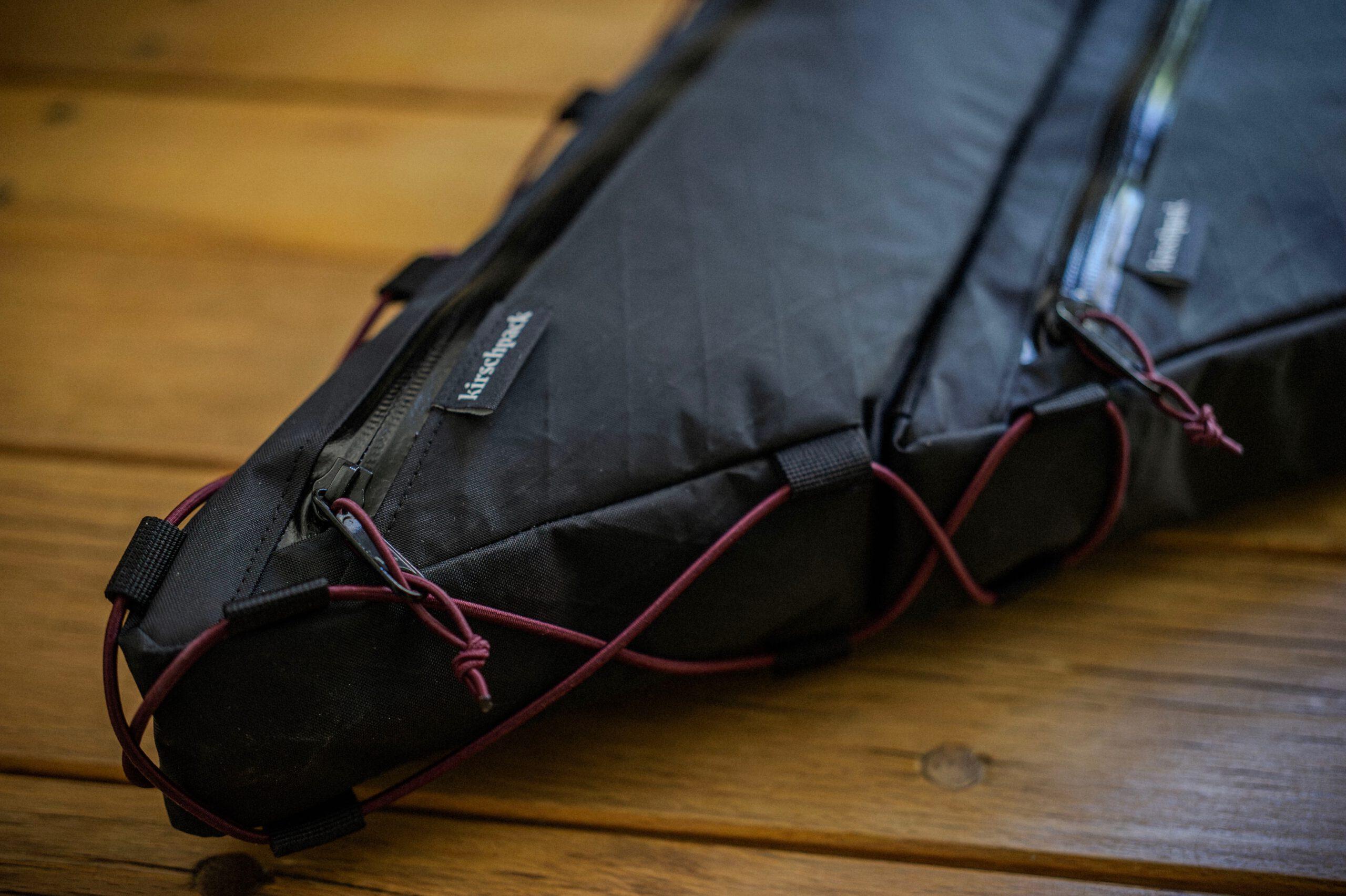 Rahmentasche fullframe 2-teilig von kirschpack, in Schwarz mit rosa Gummizug, Nahaufnahme der Unterkante
