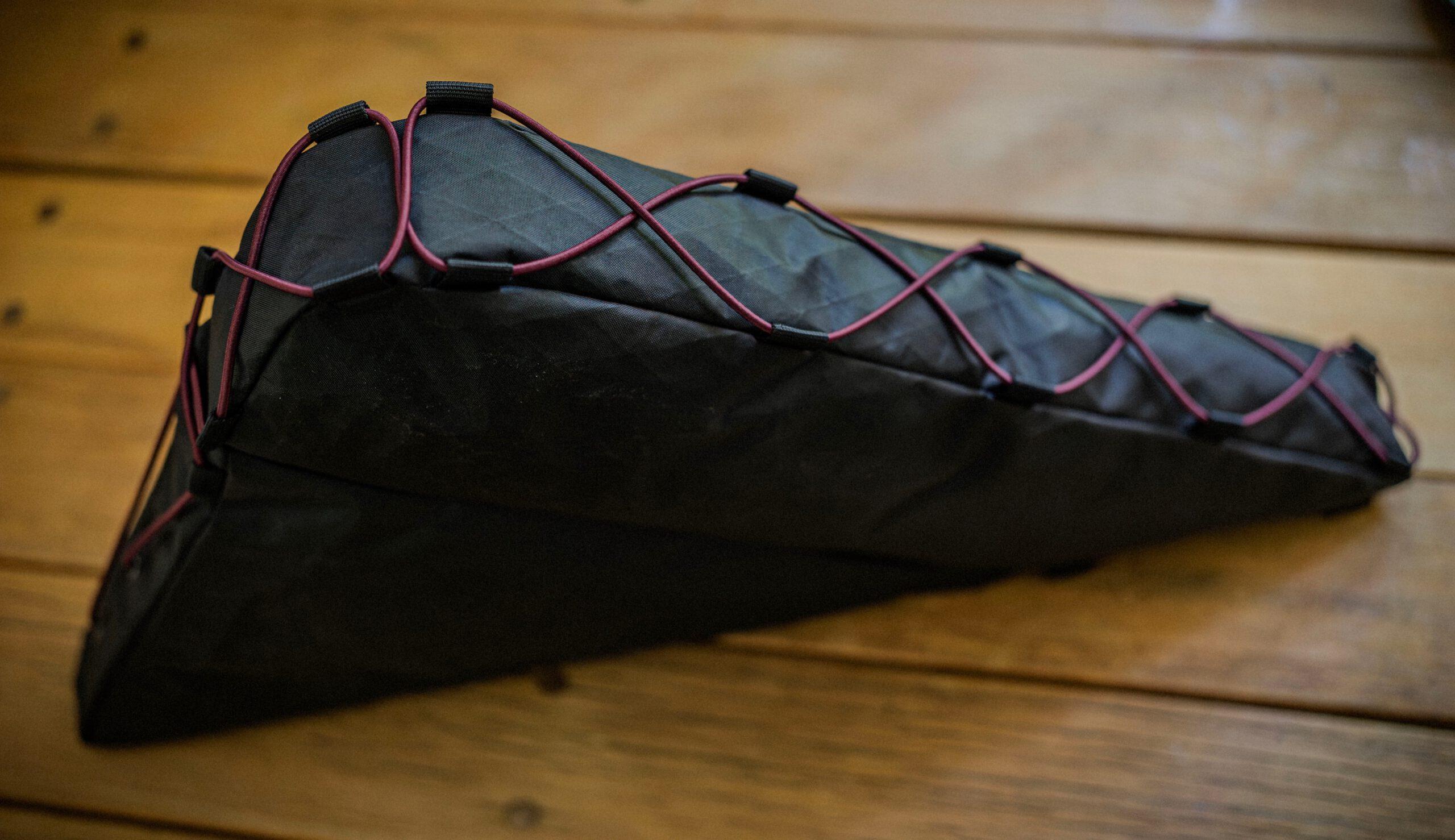 Rahmentasche fullframe 2-teilig von kirschpack, in Schwarz mit rosa Gummizug und Ösen, Seitenansicht