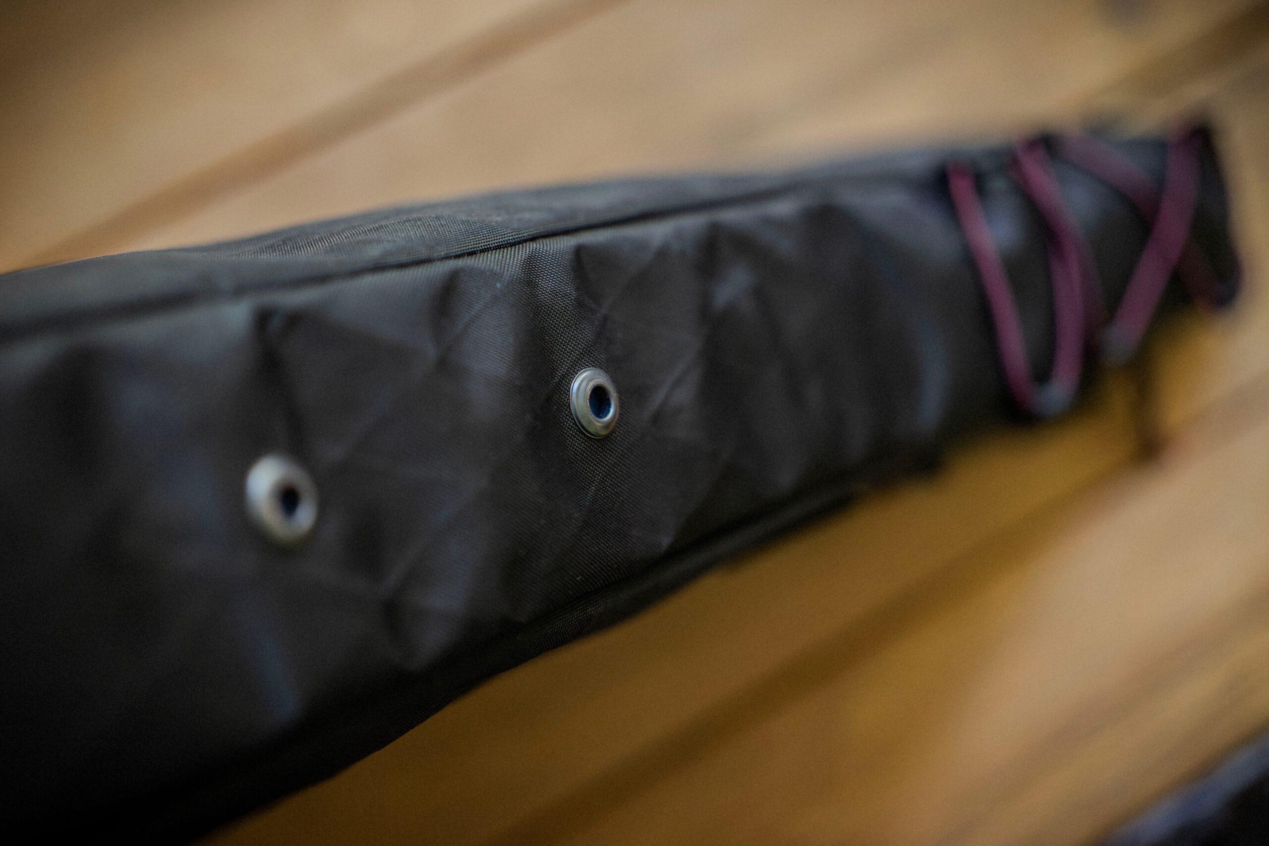 Rahmentasche fullframe 2-teilig von kirschpack, Nahaufnahme einer Öse an der schwarzen Kante