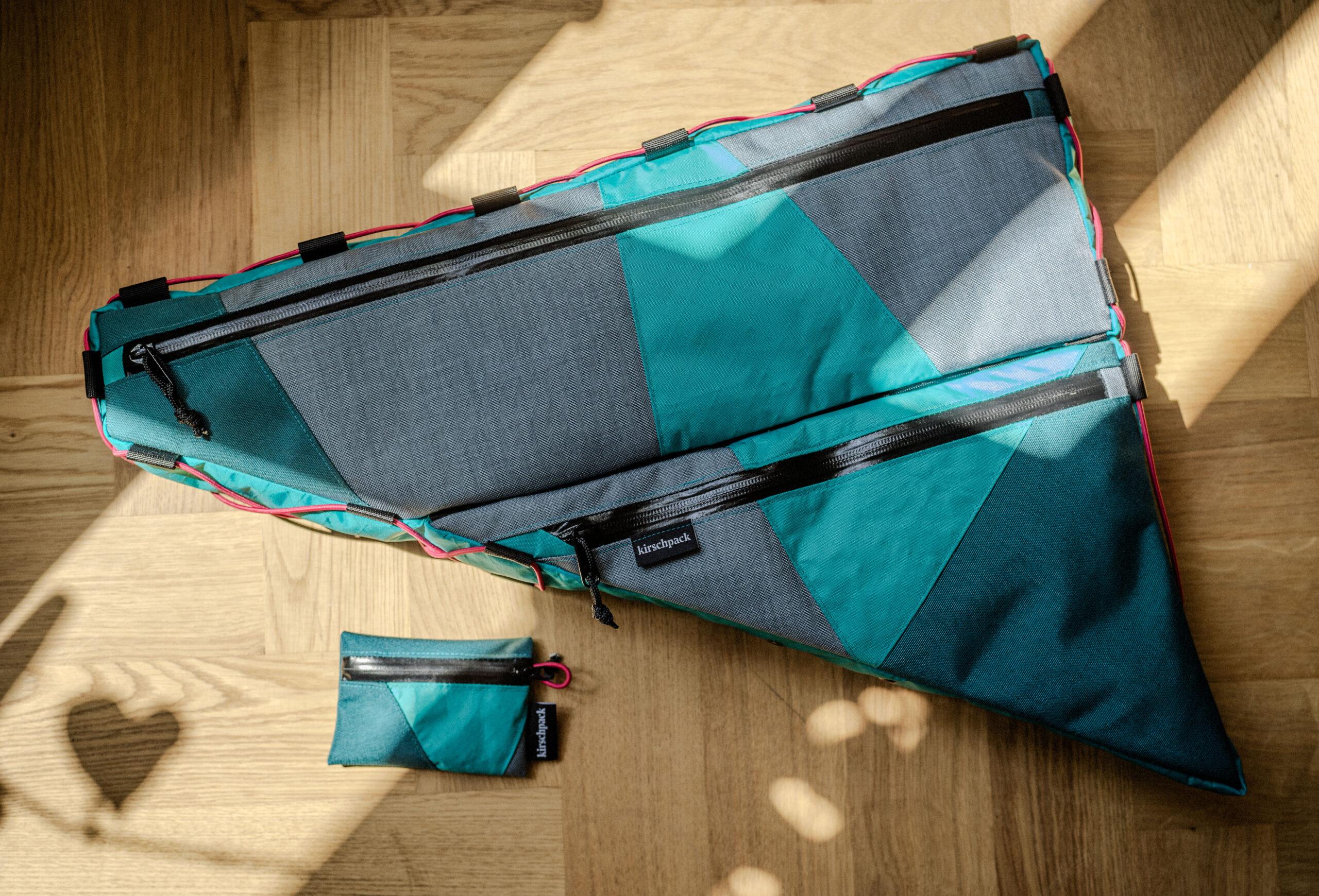 Rahmentasche fullframe 2-teilig von kirschpack für das Rose Hobo M als Patchwork in Türkis, Grau und Grün, liegend neben einer kleinen Reißverschlusstasche