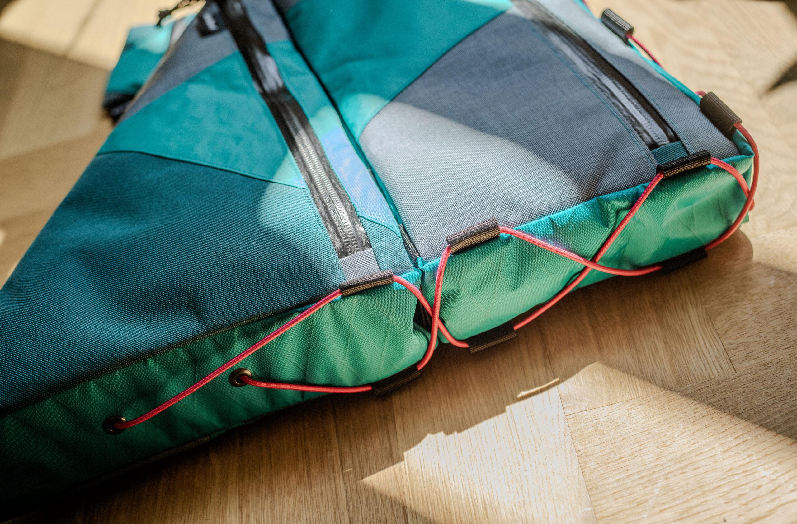 Rahmentasche fullframe 2-teilig von kirschpack für das Rose Hobo M als Patchwork in Türkis, Grau und Grün, Nahaufnahme der Unterkante mit rotem Gummizug
