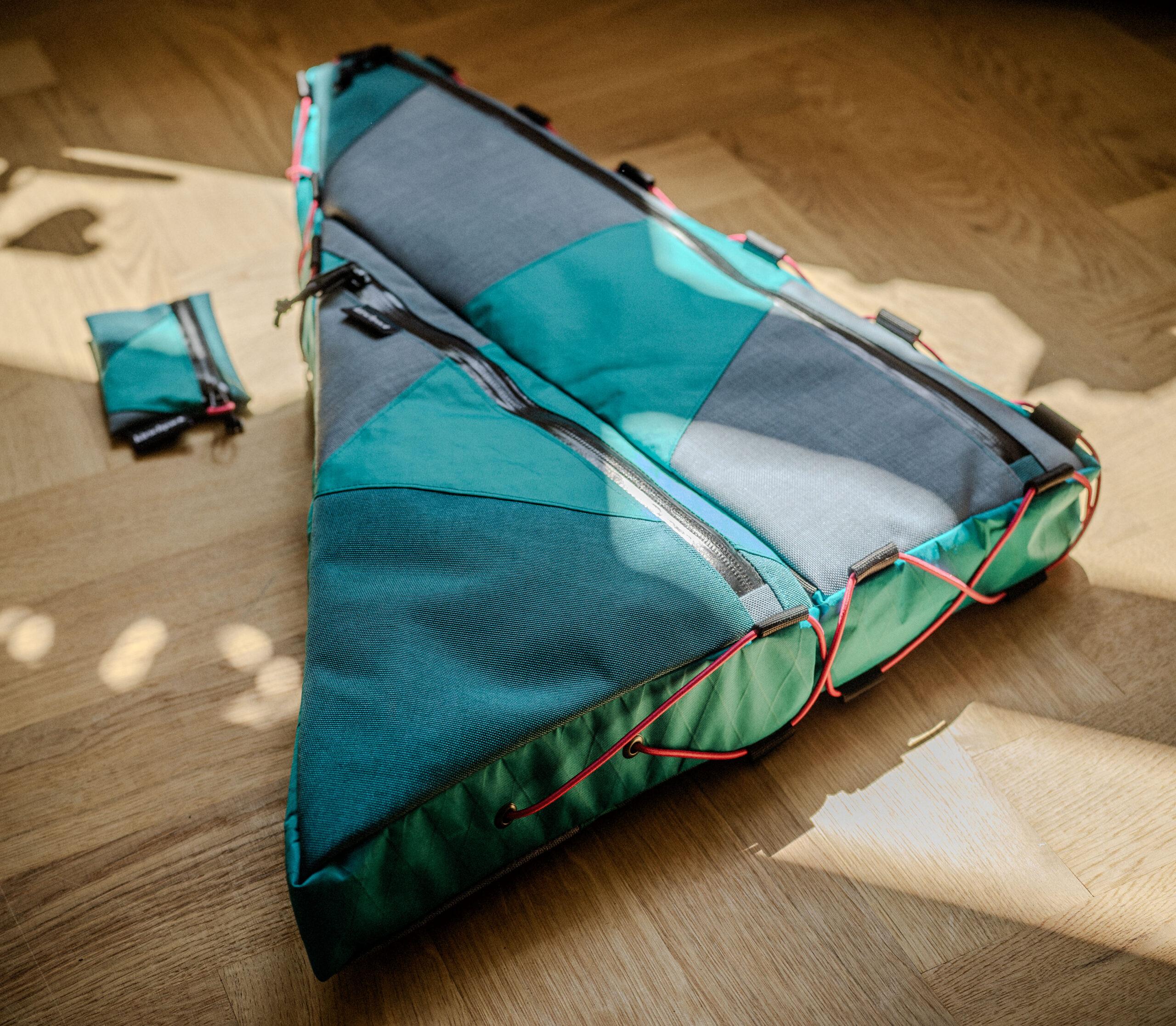 Rahmentasche fullframe 2-teilig von kirschpack für das Rose Hobo M als Patchwork in Türkis, Grau und Grün, aufgestellt, Seitenansicht