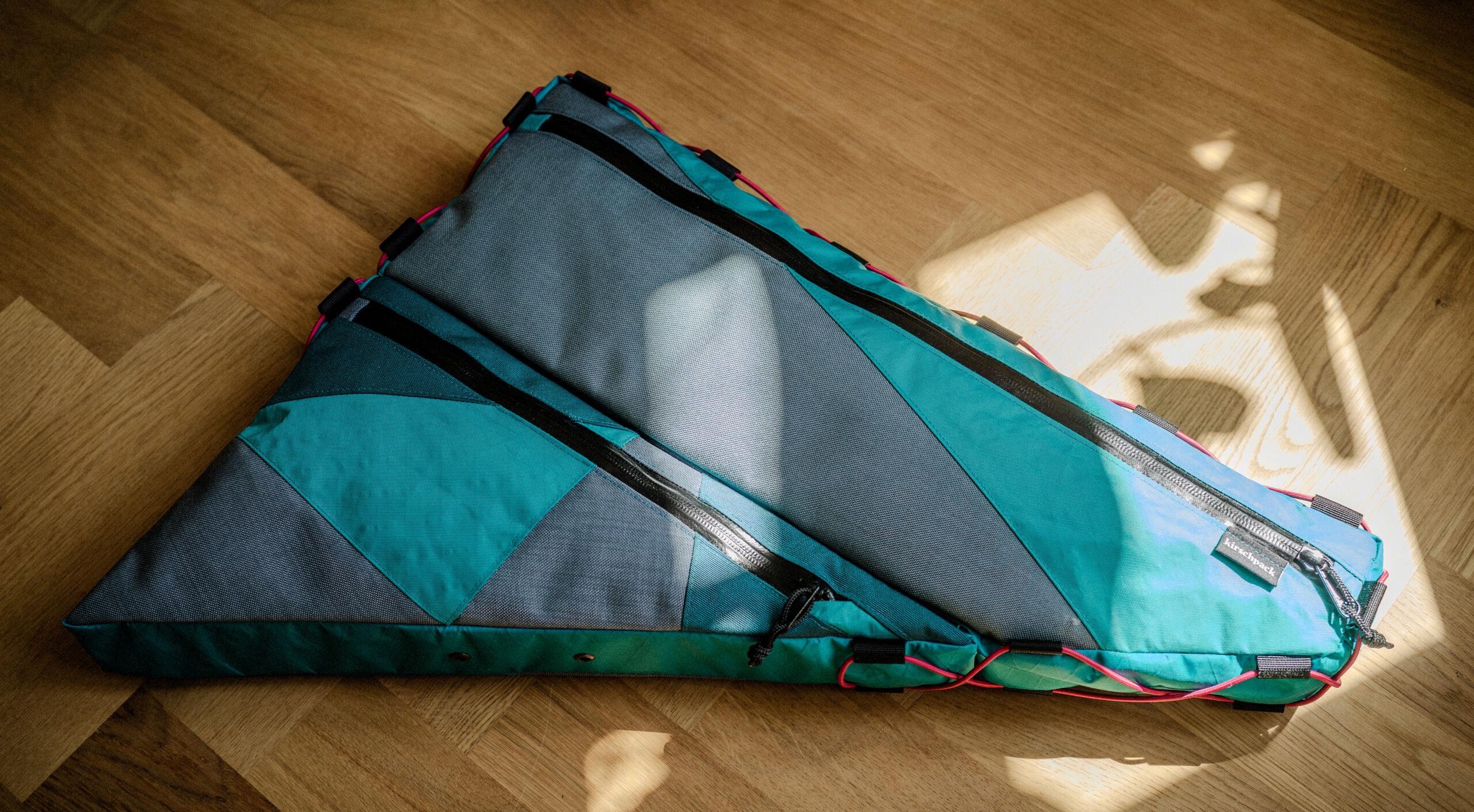 Rahmentasche fullframe 2-teilig von kirschpack für das Rose Hobo M als Patchwork in Türkis, Grau und Grün, Schrägansicht liegend auf Holzboden