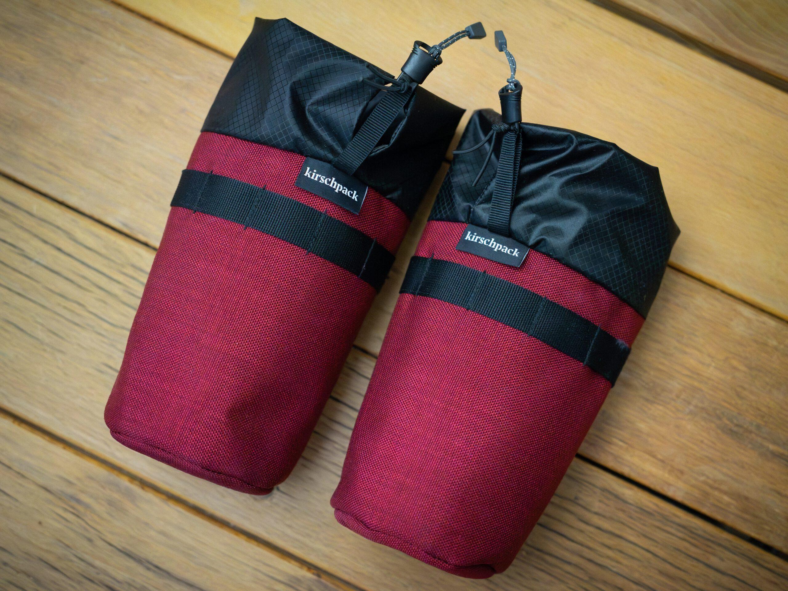 Zwei Snackbags von kirschpack in Weinrot mit schwarzem Rolltop, Seitenansicht