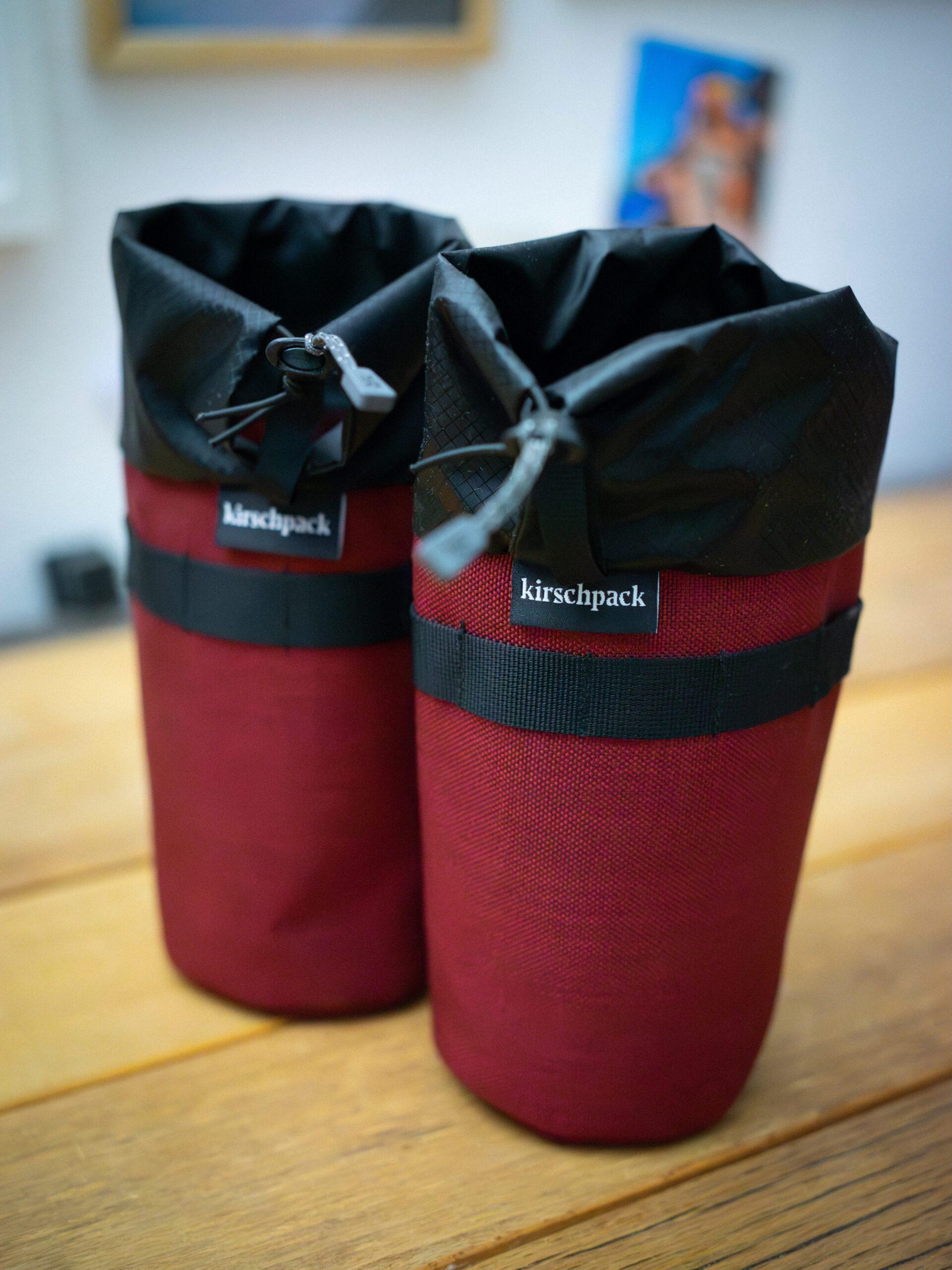 Zwei Snackbags von kirschpack in Weinrot, Blick von oben in die Öffnung