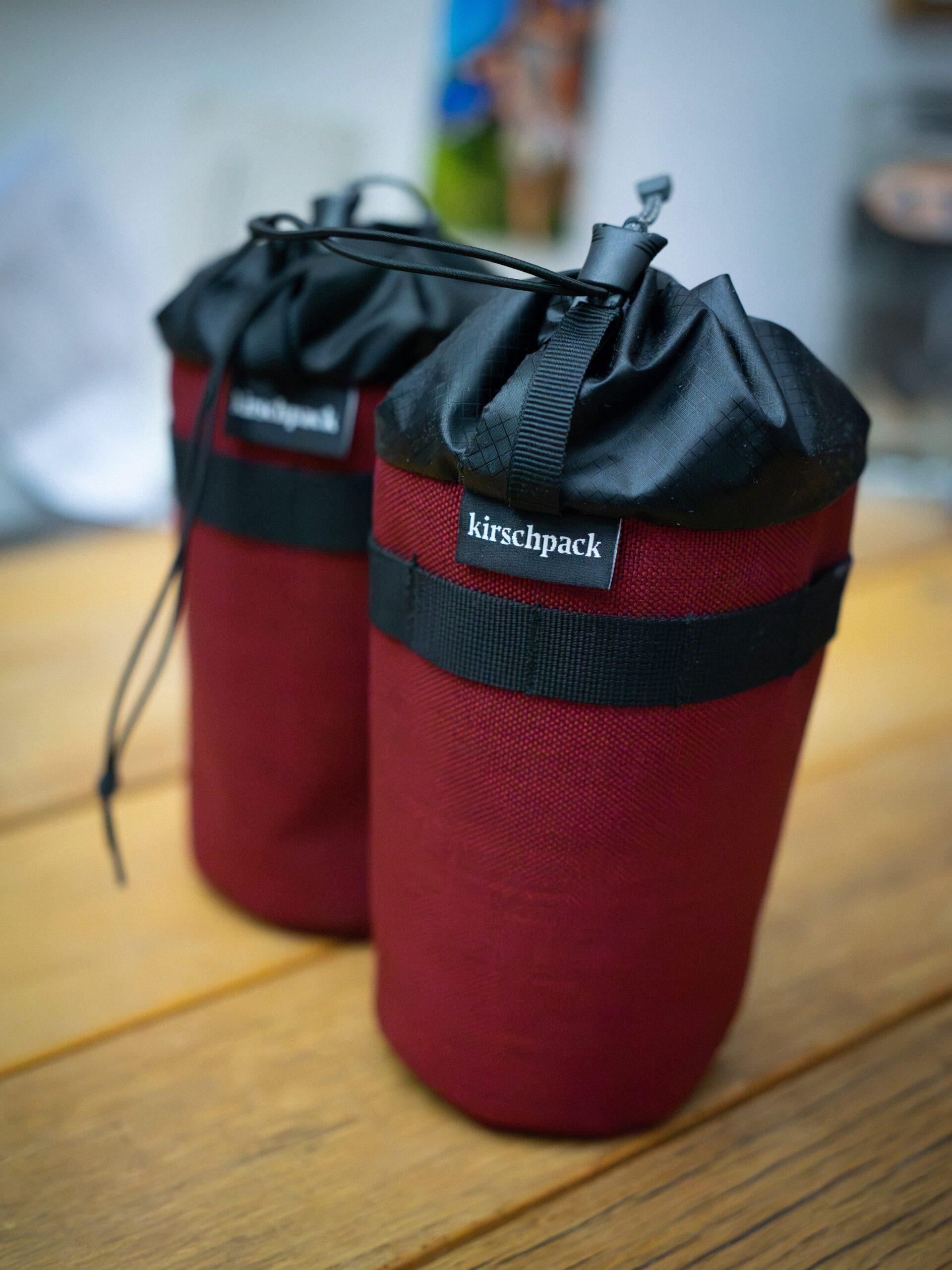 Zwei Snackbags von kirschpack in Weinrot mit Label und Kordelzug