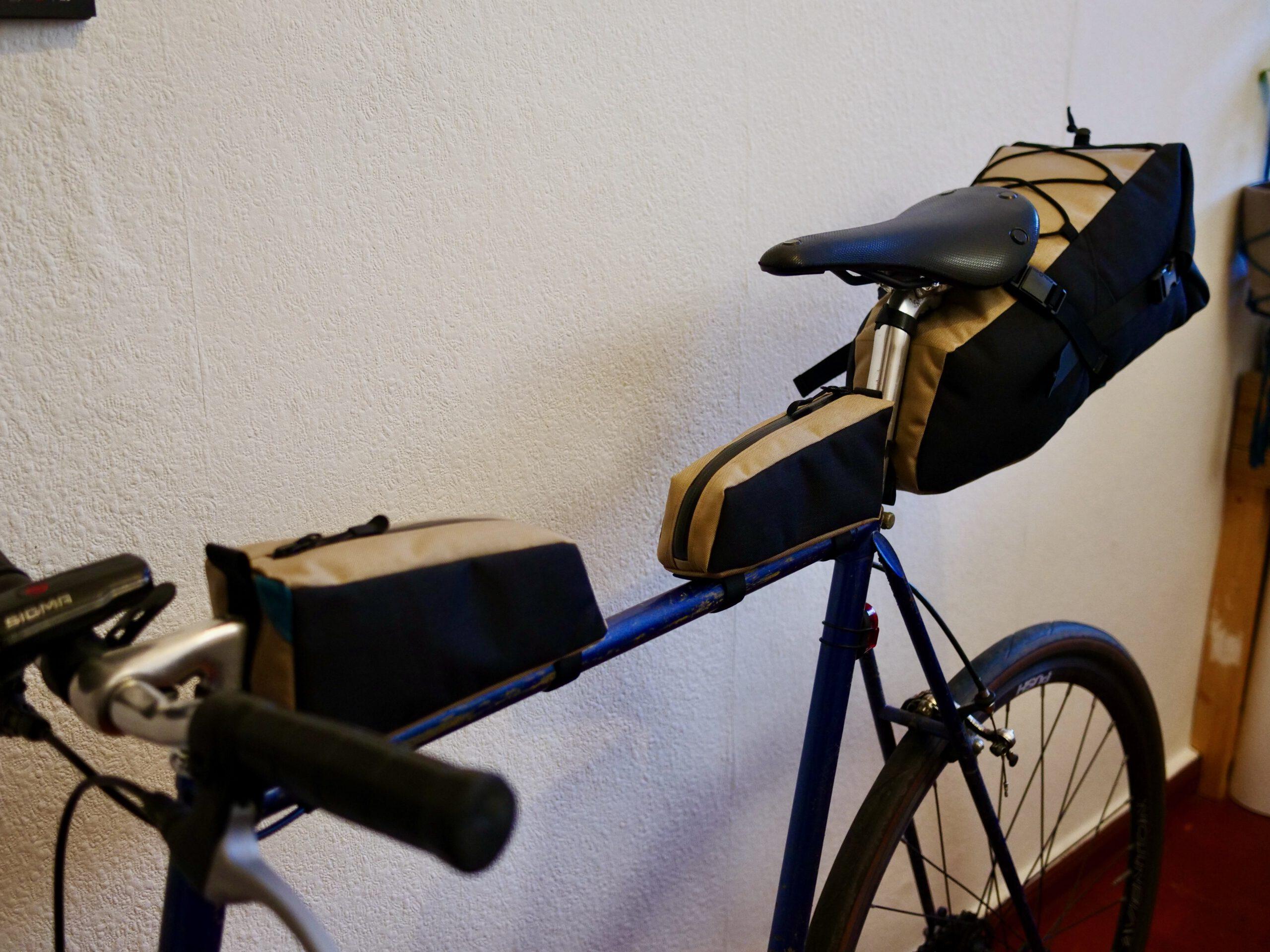 Oberrohrtasche »Dromedar« von kirschpack in Beige und Schwarz, am Oberrohr, Seitenansicht