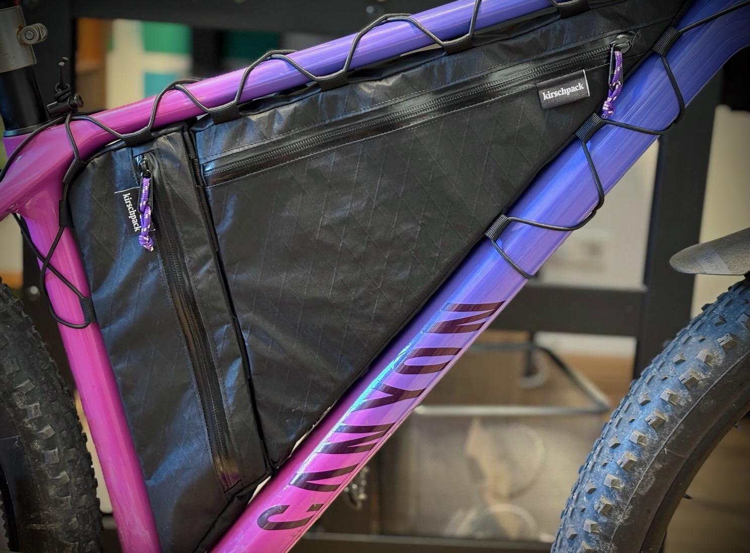 Rahmentasche fullframe 2-teilig von kirschpack, in Schwarz am Rennrad mit violett-schwarzem Rahmen