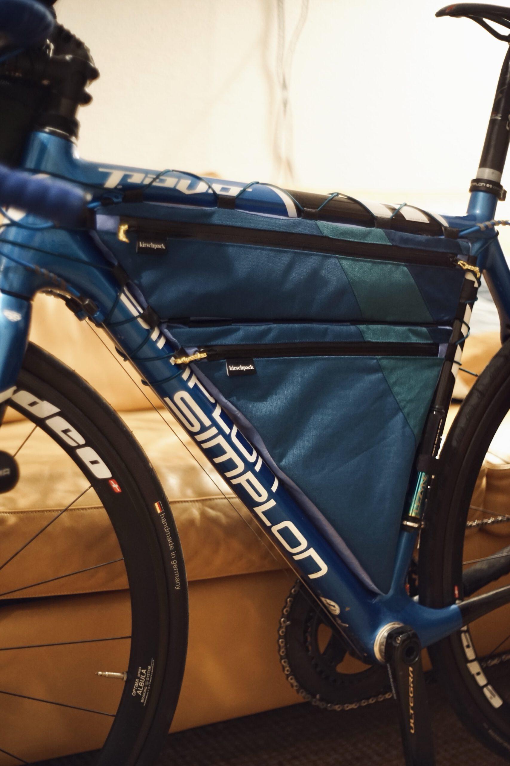 Rahmentasche fullframe 2-teilig von kirschpack, in Blau und Türkis am blau lackierten Rennrad montiert