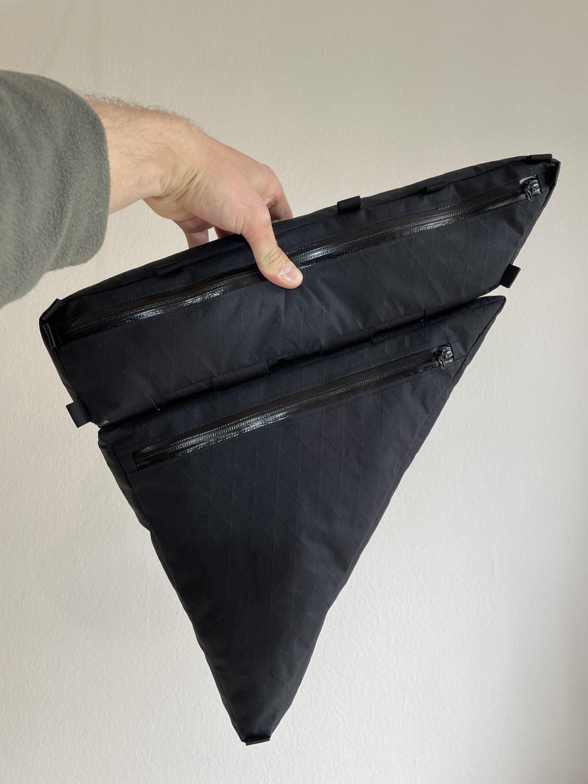 Rahmentasche fullframe 2-teilig von kirschpack, in der Hand gehalten, zwei Fächer übereinander