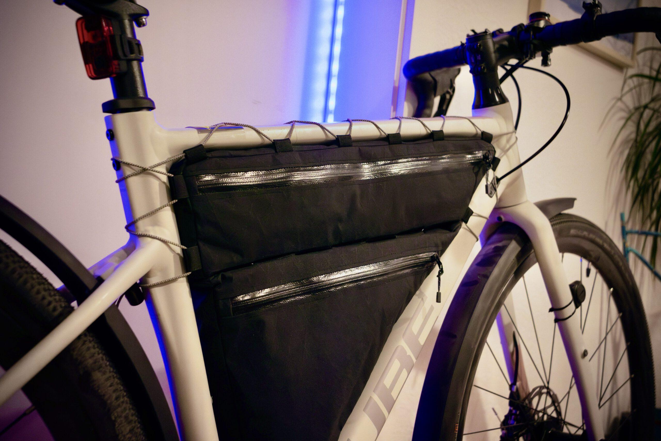 Rahmentasche fullframe 2-teilig von kirschpack, am Rahmen eines Gravelbikes, Nahansicht der beiden Fächer